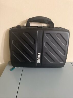 Thule Laptop Case Gauntlet Attache Fits Surface or up to 14” MacBook Pro